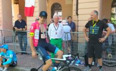 Leo Hayter all'arrivo di tappa del Giro Under 23 a Peveragno