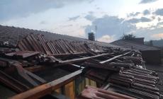 FOTOGALLERY - Raffiche di vento danneggiano il tetto della Casa di Riposo di Farigliano, ospiti costretti a spostarsi