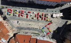 Mondoví: l’eccezionale scritta “Bertone” ed il logo dei celebri carrozzieri formati con le auto in piazza Maggiore