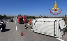 Furgone si ribalta sulla A6: nessun ferito