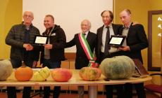 VIDEO - Gli amministratori Sandro Scotto e Gianfranco Bottero premiati dal sindaco di Piozzo Antonio Acconciaioco 