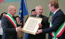VIDEO - La consegna della Cittadinanza Onoraria del Comune di Farigliano a don Giorgio Burdisso 
