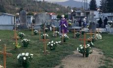 Garessio: il vescovo nel cimitero di Trappa, tra le croci in legno delle salme non identificate dopo la piena del Tanaro