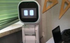 Gli alunni di 2ª B delle Medie di Carrù hanno un nuovo compagno: arriva da Napoli ed è un robot