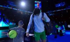 La piccola Miriam, da Chiusa Pesio, mano nella mano con Djokovic alle Atp Finals