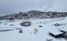 Sci, spruzzata di neve sul Mondolè: «Non basta, attendiamo quella vera, preoccupati per i costi dell’energia»