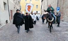 VIDEO - Carrù, Fiera del Bue Grasso: sindaco e giuria raggiungono l'area mercatale per premiare gli allevatori e celebrare gli animali della tradizione