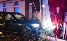 Mondovì: Suv sfonda la vetrina del negozio di intimo in corso Statuto 