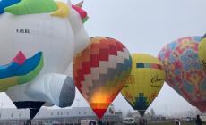 Mondovì: in migliaia ad ammirare le mongolfiere costrette a terra dalla nebbia 