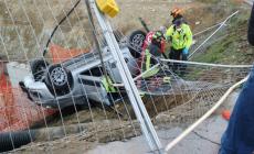 Mondovì: auto si ribalta e finisce nel “buco” del cantiere di Parco Europa. L’anziano alla guida riporta ferite lievi