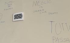 Scritte contro forze dell’ordine e magistratura alla stazione ferroviaria di Mondovì