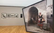 Inaugurata ad Alba la mostra dedicata al fotografo Lartigue: a inizio maggio l’esposizione a Piozzo?