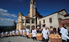 Belvedere Langhe: domenica alla Festa dei Micùn si ripete la rituale distribuzione dei pani benedetti