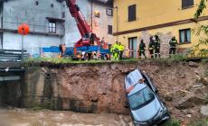 Crolla l’argine, auto finisce nel Maudagna a Frabosa Sottana, incidente stradale sulla Torino - Savona