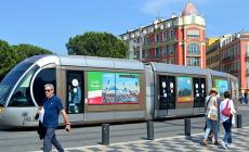 “Visitez Mondovì": l'invito si legge a Nizza sui tram della città francese, quinto Comune più grande della Francia