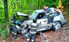 Garessio: auto fuori strada, conducente con ferite lievi