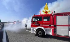 Auto s'incendia in autostrada all'altezza di Lesegno