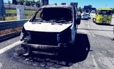 Mondoví: furgone va a fuoco al casello  della A6. Illesi gli occupanti 