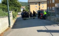 San Michele: uomo tira con la balestra da un balcone