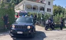 VIDEO - Arrestato stamattina a Torre, Sacha Chang viene scortato dai Carabinieri all'ospedale di Mondovì 