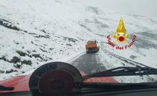 Neve sul Colle dell'Agnello, intervengono vigili del fuoco e carabinieri per automobilisti bloccati. LA PROVINCIA CHIUDE LA STRADA, RIAPERTA DALLE 15,30