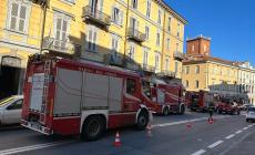 Mondovì, incendio in corso Statuto: due mezzi dei vigili del fuoco restano parcheggiati per sicurezza. Divieto di sosta in entrambi i sensi