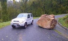 Maltempo, la situazione in Alta Valle Tanaro: grosso masso frana sulla strada a Caprauna. Vento molto forte: 128 km orari e 160 mm di pioggia a Garessio