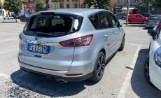 Sassi contro le auto in piazza Ellero: ivoriano a processo. Gridava: «Mi hanno rubato l’anima»

