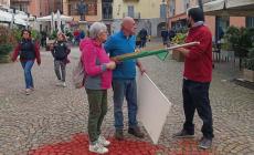 Mondovì, macchia rossa di fronte al Comune: “Simboleggia il sangue dei bambini versato a Gaza”