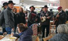 VIDEO - È il giorno della Cisrà 2023: a Dogliani si mangia e... si canta!
