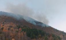 Garessio: ancora in corso la bonifica del bosco in fiamme 