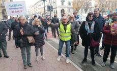 VIDEO - Deposito di rifiuti pericolosi a Clavesana: la protesta davanti alla sede della Provincia