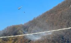 Garessio: riprende vita l'incendio a Trappa, intervento dell'elicottero