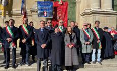 L'omaggio del principe alle tombe reali e il discorso davanti alle autorità