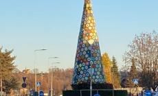 Pianfei: montato il grande albero di Natale