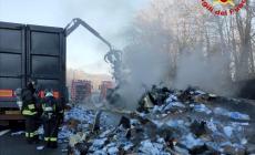 Ancora in corso la bonifica del rimorchio in fiamme sulla A6