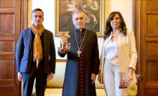 Mondovì: statuina del presepe al vescovo da Confartigianato e Coldiretti