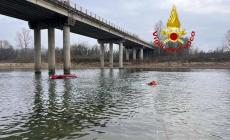 FOTOGALLERY - Le operazioni di recupero dell'auto precipitata nel Tanaro all'imbocco del ponte di Piozzo sulla Fondovalle