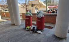Mondovì: farmaci non raccolti in piazza Monteregale, immagine degradante