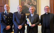 “L’olio di Capaci” donato dal questore di Cuneo al vescovo di Mondovì
