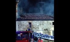 LE FOTO. Incendio di un tetto a Monasterolo Casotto: intervento dei vigili del fuoco di Mondovì, Cuneo e dei volontari di Ceva e Garessio