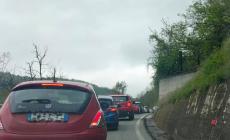 Scene che si ripetono: code di auto sulla ss28 tra Garessio e Ceva. La via del mare ancora una volta "imbuto" del Cuneese