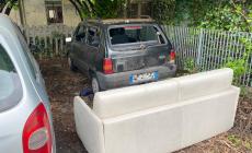 Parcheggio di via Torino: auto e divani abbandonati. Il Comune opera i primi sgomberi