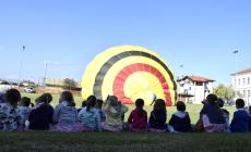 I bambini della scuola dell'Infaznzia di Castelletto Stura in volo (vincolato) con capitan John Aimo