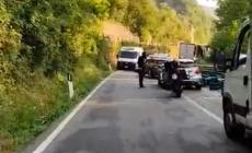Incidente a Bagnasco: camion perde carico di bottiglie d’acqua, code sulla statale 