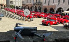 Mondoví: ROSSO FERRARI INONDA PIAZZA MAGGIORE. Eccezionale colpo d’occhio nella parte alta della città 
