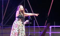 VIDEO - Cristina D'Avena a Mondovì canta Mila e Shiro due cuori nella pallavolo