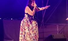 VIDEO - Cristina D'Avena a Mondovì canta "È quasi magia Johnny" 