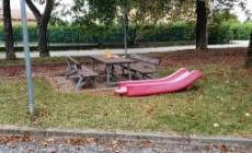 Trinità: danneggiato il parco giochi in via Roma