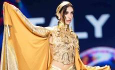 Miss Cosmo 2024: Valentina Filippi di Carrù si è vestita d’oro per impersonificare la Dea Roma